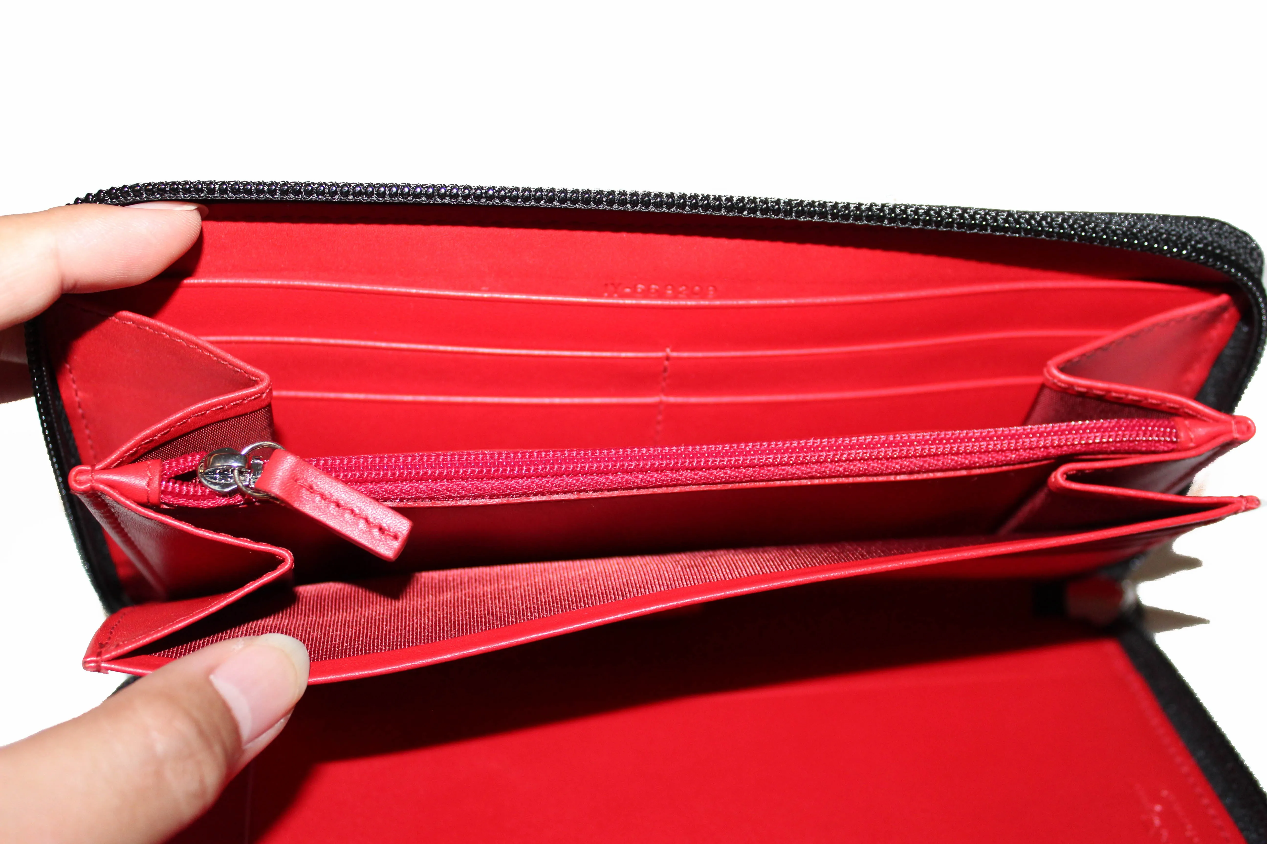 Authentic New Salvatore Ferragamo Black Hammered Calfskin Leather Zip Around Wallet