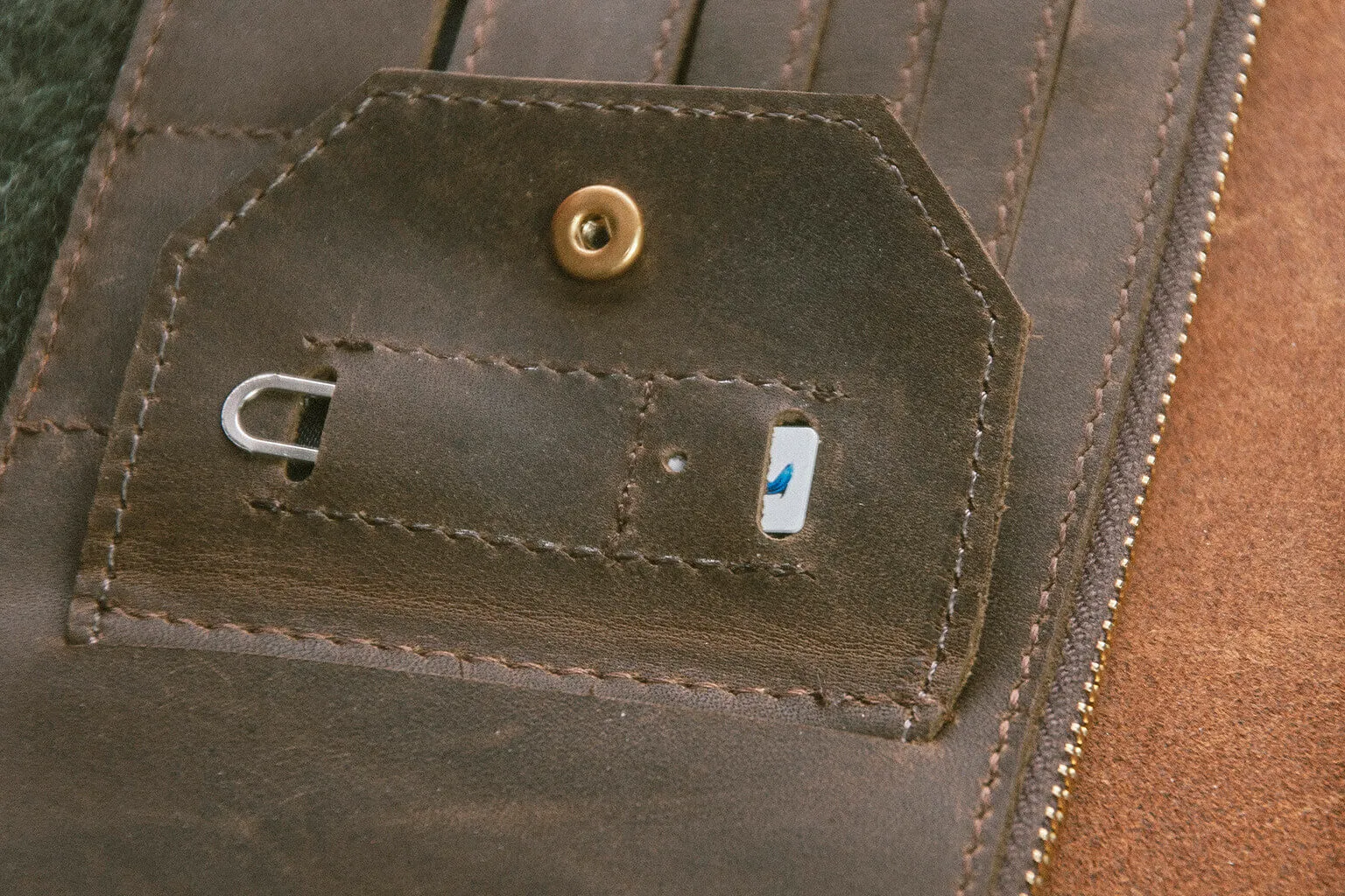 PASSPORT WALLET - toffee/coffee